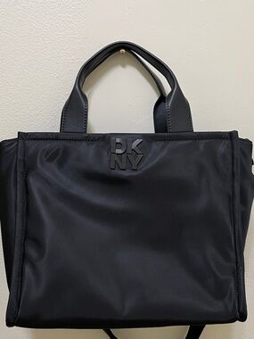 DKNY NYLON BLACK LOGO HARDWARE MEDIUM SIZE TOTE / CROSSBODY BAG NEW